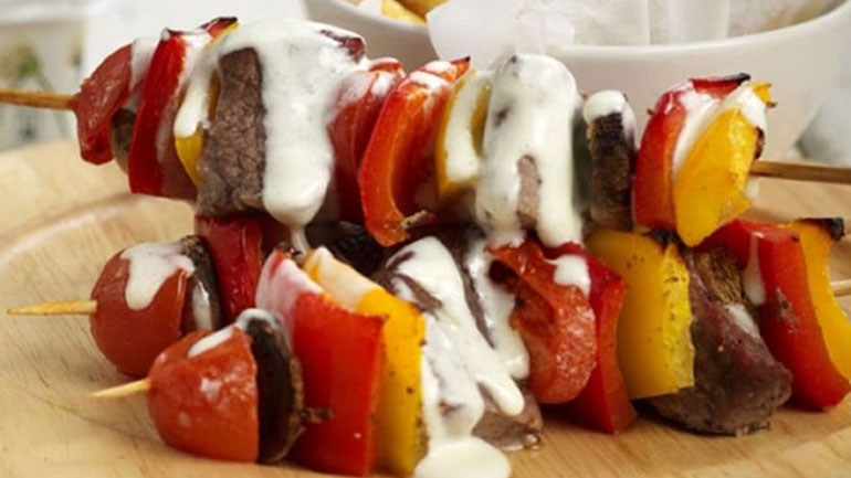 Μοσχαρίσιο σουβλάκι με λαχανικά και σάλτα παρμεζάνας